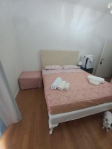 Habitación pequeña con 2 camas y almohadas blancas. en Il Sole, en Rímini