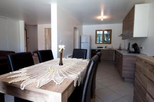 cocina con mesa de madera con sillas y comedor en Jolie Maison avec piscine à 10min d’Aix enProvence, en Meyreuil