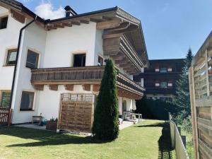 a house with a wooden gate in the yard at Hollys Ferienwohnungen in Gerlos