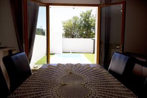 mesa de comedor con vistas a la piscina en Jolie Maison avec piscine à 10min d’Aix enProvence, en Meyreuil