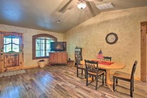 Φωτογραφία από το άλμπουμ του Kingston House with Fire Pit, Short Walk to Lake! σε Kingston