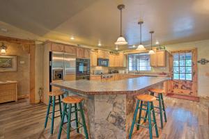 Φωτογραφία από το άλμπουμ του Kingston House with Fire Pit, Short Walk to Lake! σε Kingston +24 φωτογραφίες