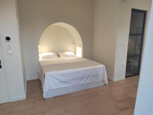 A bed or beds in a room at Yasemi