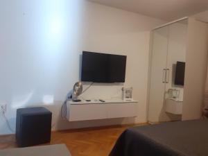 Televízia a/alebo spoločenská miestnosť v ubytovaní Apartman Sweet penthouse self check-in