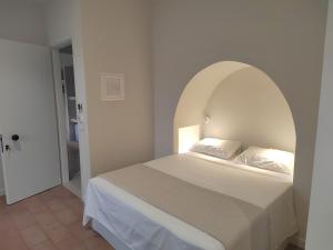 A bed or beds in a room at Yasemi