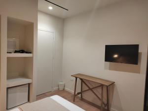 A television and/or entertainment centre at Yasemi