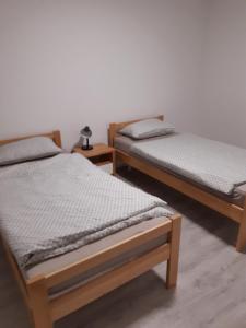 duas camas individuais num quarto com duas mesas em Tomy em Travnik