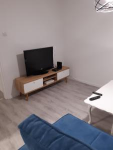 uma sala de estar com uma televisão de ecrã plano sobre uma mesa em Tomy em Travnik