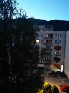 uma vista a partir da varanda de um edifício em Tomy em Travnik
