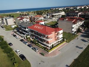 una vista aérea de un edificio con aparcamiento en Denis Studios and Apartments, en Paralia Katerinis