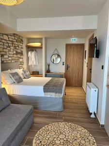 モウレシにあるPeri Elxis Luxury Suitesのベッド2台とソファが備わるホテルルームです。