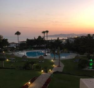 widok na ośrodek z basenem o zmierzchu w obiekcie Balcones del Chaparral, Mijas Costa w mieście Mijas Costa
