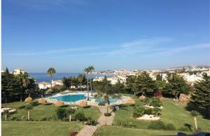 ośrodek z basenem i oceanem w obiekcie Balcones del Chaparral, Mijas Costa w mieście Mijas Costa