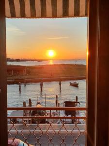 Blick auf den Sonnenuntergang vom Balkon in der Unterkunft Venice lagoon suite in Chioggia