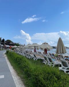 - une rangée de chaises et de parasols sur une plage dans l'établissement MoY-Side, à Sidé