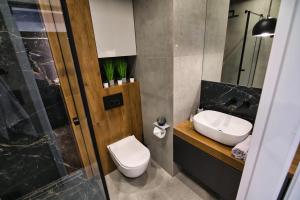 ein Badezimmer mit Toilette und Waschbecken in der Unterkunft Apartament dla dwojga in Zator + 14 Fotos