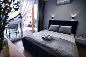 ein Schlafzimmer mit einem großen Bett mit zwei Handtüchern darauf in der Unterkunft Apartament dla dwojga in Zator