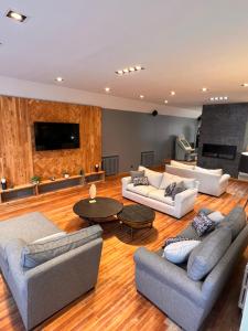 ein großes Wohnzimmer mit Sofas und einem Tisch in der Unterkunft Hotel Aspen Ski in San Carlos de Bariloche