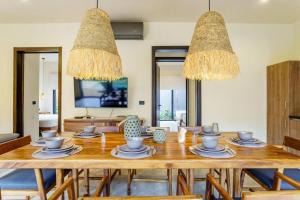 TV a/nebo společenská místnost v ubytování Tropical Luxury Private Villa with 2 Private Pools