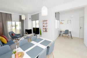 TV a/nebo společenská místnost v ubytování Naya Ixia Rhodes Apartment