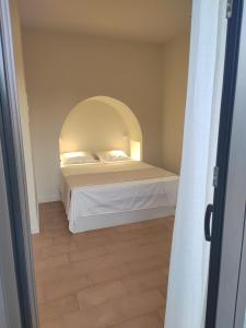 A bed or beds in a room at Yasemi