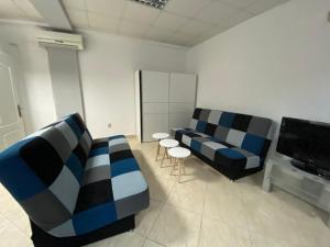 un soggiorno con due divani e una TV a schermo piatto di Apartman Marija a Ulcinj