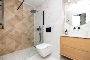 uma casa de banho com um WC, um lavatório e um chuveiro em Apartament w sercu Gdyni em Gdynia