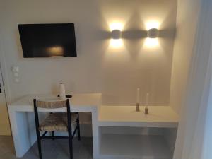A television and/or entertainment centre at Yasemi