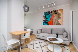 Apartament w sercu Gdyni في غدينيا: غرفة معيشة مع أريكة وطاولة