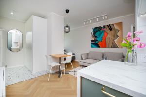 kuchnia i salon z kanapą i stołem w obiekcie Apartament w sercu Gdyni w mieście Gdynia