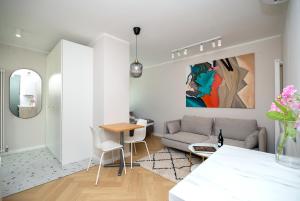 - un salon avec un canapé et une table dans l'établissement Apartament w sercu Gdyni, à Gdynia