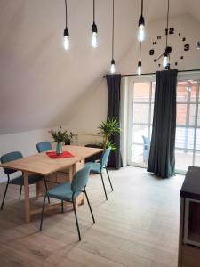 Posezení v ubytování großes offenes Loft oder kleine gemütliche Wohnung mit Balkon