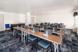 a classroom with rows of desks and chairs at La Quinta Inn by Wyndham Columbus Dublin in Dublin