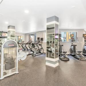 ein Fitnessstudio mit mehreren Laufbändern und Ergometern in der Unterkunft Beautiful Apartment with Pool in Miami in Miami + 6 Fotos