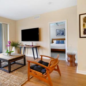 ein Wohnzimmer mit Sessel und Fernseher in der Unterkunft Beautiful Apartment with Pool in Miami in Miami