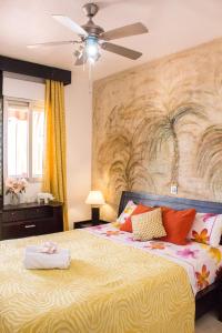 sypialnia z dużym łóżkiem i obrazem na ścianie w obiekcie Benal Beach deluxe apartment with panoramic sea views w mieście Benalmádena