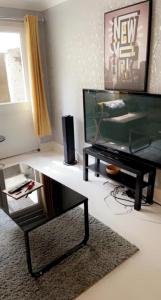 een woonkamer met een televisie en een salontafel bij SEMEC luxury apartment in Wainscot