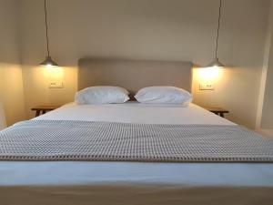 A bed or beds in a room at Yasemi