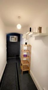 WainscotにあるSEMEC luxury apartmentの壁に棚と電子レンジが備わる客室です。
