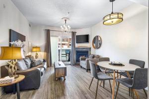 Posezení v ubytování Newly renovated Blue Sky - Family Fun - 2 Bed -2 Bath