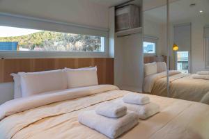 sypialnia z dużym łóżkiem z ręcznikami w obiekcie MIRADORES DEL SUSANA DUPLEX I w mieście Ushuaia