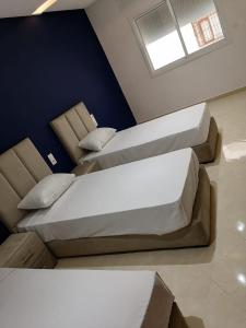 Łóżko lub łóżka w pokoju w obiekcie Apparthotel Annasr