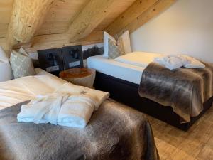 Duas camas num quarto com tectos em madeira em Waldstein Chalet em Zell im Fichtelgebirge