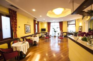 Un restaurante o sitio para comer en Hotel Regent - In pieno Centro