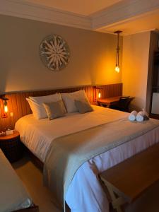 um quarto com uma cama grande num quarto em Pousada Timoneiro em Vila Velha
