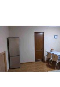 um quarto vazio com uma mesa e um frigorífico em Geo Kutaisi em Kutaisi