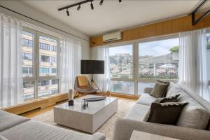 Posedenie v ubytovaní Sunny Luxury Loft,Stunning Acropolis View, Jacuzzi