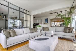 Posedenie v ubytovaní Sunny Luxury Loft,Stunning Acropolis View, Jacuzzi