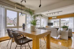 Posedenie v ubytovaní Sunny Luxury Loft,Stunning Acropolis View, Jacuzzi