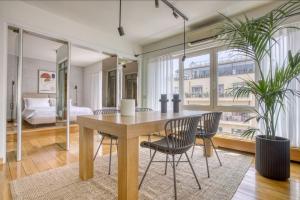 Posteľ alebo postele v izbe v ubytovaní Sunny Luxury Loft,Stunning Acropolis View, Jacuzzi